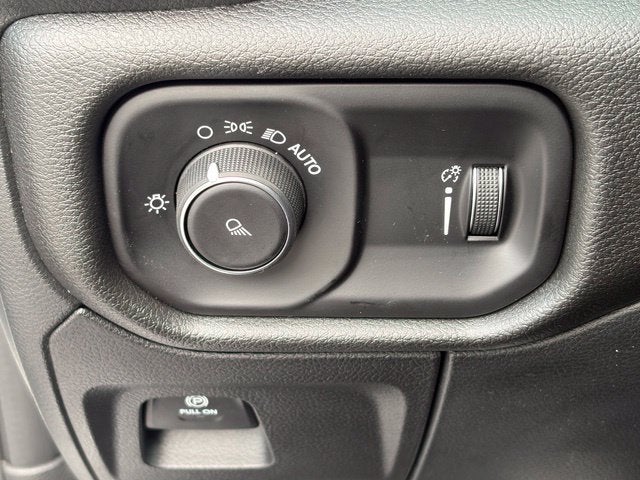 2027 RAM Ram 1500 RAM 1500 TRADESMAN QUAD CAB 4X2 6'4' BOX