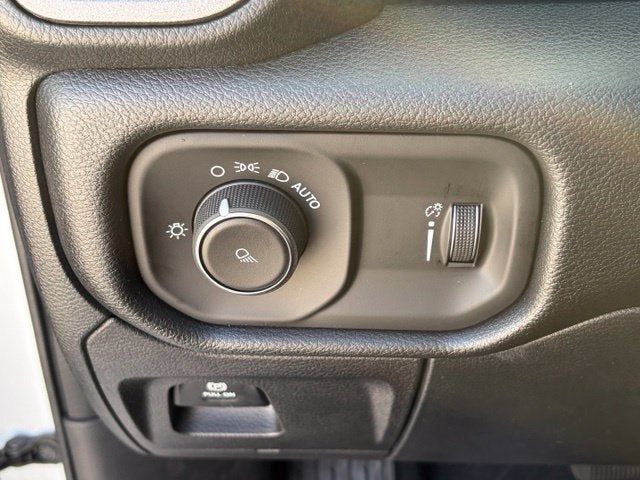 2027 RAM Ram 1500 RAM 1500 TRADESMAN QUAD CAB 4X4 6'4' BOX
