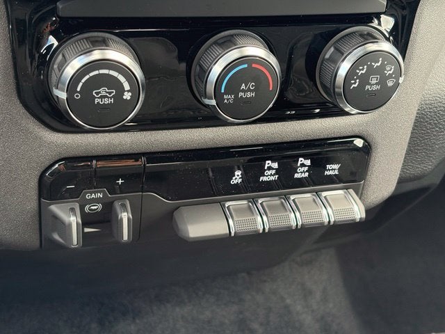 2027 RAM Ram 1500 RAM 1500 TRADESMAN QUAD CAB 4X4 6'4' BOX