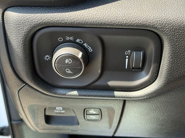 2020 RAM 1500 Big Horn Crew Cab 4x4 5'7' Box