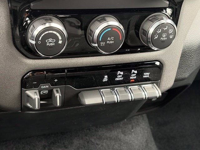 2027 RAM Ram 1500 RAM 1500 TRADESMAN CREW CAB 4X4 6'4' BOX