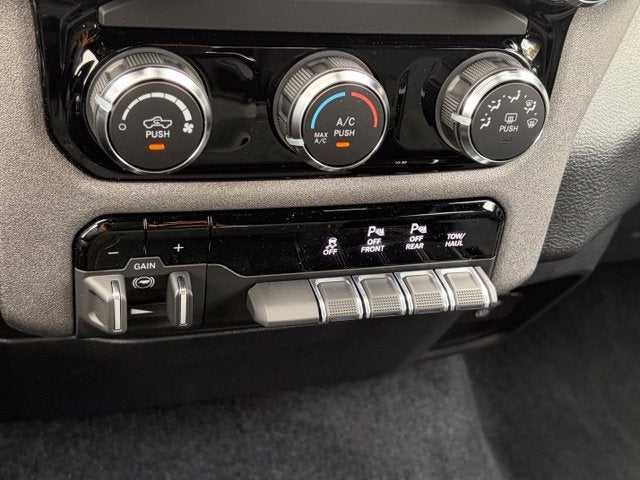 2027 RAM Ram 1500 RAM 1500 TRADESMAN CREW CAB 4X4 6'4' BOX