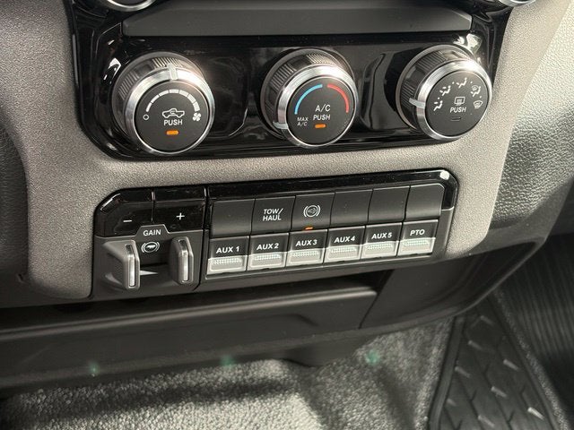 2027 RAM Ram 5500 Chassis Cab RAM 5500 TRADESMAN CHASSIS CREW CAB 4X4 84' CA