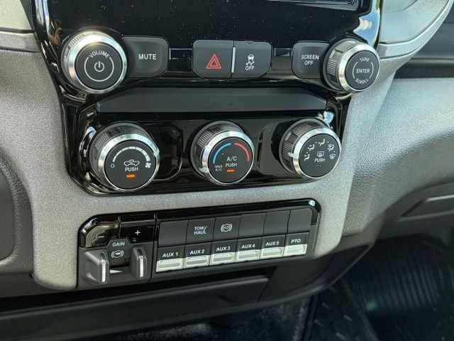 2026 RAM 5500 Chassis RAM 5500 TRADESMAN CHASSIS CREW CAB 4X4 84' CA